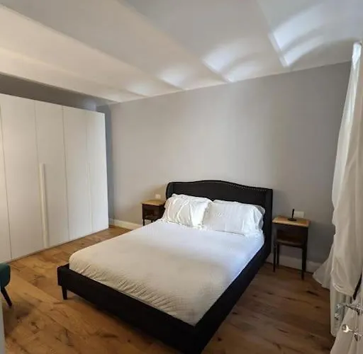 New Stylish 3-room On Lungarno Апартаменты *
