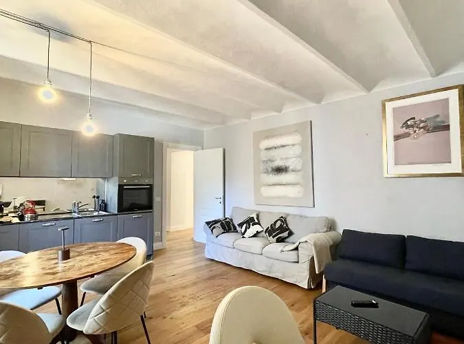 New Stylish 3-room On Lungarno Апартаменты